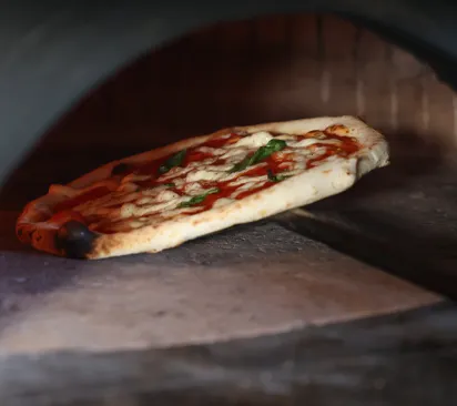 Pizza cotta nel forno a legna
